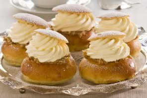 А эти булочки шведы кушают на канун пасхи))) день имеет странное название "жирный вторник", в оригинале "Fettisdagen"  вкусные такие.