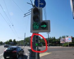 Прекрасно можно ехать и прямо и направо, если горит зеленая стрелка.