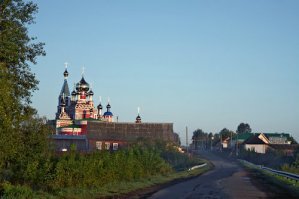 Странно.
Поискал в яндексе фотки этого убитого направления

А там обычная деревня
Дороги не хайвей конечно, но ничего близко нет к тому, что автор написал

Ну и, понятно, что как из каждой деревни - просёлочные грунтовки расходятся в стороны, где могут быть и замесы
Но в посёлок идёт обычная бетонка. Хреновая, но старая бетонка.
Кто-то врёт - или аудитория яндекса вся хором, или автор поста