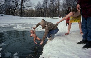 А я бы еще разобралась с родителями, которые делают вот это: