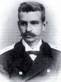 Если вы интересуетесь Цусимским сражением горячо рекомендую книгу "На "Орле" в Цусиме". 
Автор Владимир Поливектович Костенко (8(20) сентября 1881 - 14 января 1956) - русский и советский инженер-кораблестроитель, участник Цусимского сражения, демократ-революционер, один из организаторов судостроения в СССР. Награды: Орден Святой Анны 3-й степени с мечами и бантом (1906), Орден Святого Станислава 2 степени (1907), Орден Трудового Красного Знамени (1945) за участие в строительстве Комсомольского судостроительного завода и Сталинская премия (1950). Он на фото перед походом на Дальний Восток.
Костенко участвовал в постройке 4-го по счету броненосца серии "Бородино", получившего название "Орел" (кстати, на фотографии, приведенной автором не "Наварин", а один из этой серии). Он участвовал в походе на Дальний Восток, в самом сражении и с броненосцем и его экипажем попал в плен.
Естественно Новиков-Прибой тоже писал, но у Костенко другой уровень, более сдержанный и документальный: много техники (очень доступно написано), анализ как ситуации до войны и в ее время. Естественно проанализирована подготовка кораблей, их особенности, само плавание, стратегия боя, причины поражения. Кстати, Новиков-Прибой поменял в своей "Цусиме" некоторые фамилии офицеров...
В Интернете эта книга есть...