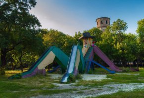 Гулливера, кстати, дети осень любят! Пустовал только летом-осенью 2014-го, когда в паре сотен метров "Грады" рвались.