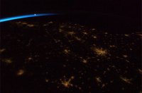 Просвещайся, аффтар неграмотный:



Фото, сделанное с борта МКС Хатфилдом.



А тут вон скока "НЛО" сразу в червоточину ушло.