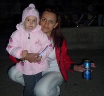 Моя фантазия на 16-ю фото. Не факт, что мама курит и пьёт при дочке. Может это папа сказал: "Подержи мои пиво и сигарету. Дай фотоаппарат, я вас щелкну." Поэтому она и держит на вытянутой руке. :)