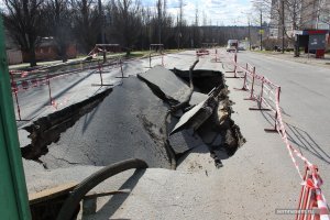 Совпадение?
В городе Йошкар-Ола (столица Республики Марий Эл) перед приездом президента РФ Владимира Путина на одной из дорог провалилось асфальтовое покрытие.
Инцидент случился 24 апреля на улице Лебедева, передает издание «7x7».
По словам работников местного «Водоканала», произошло обрушение перекрытий канализационного коллектора, располагающегося недалеко от перекрестка.