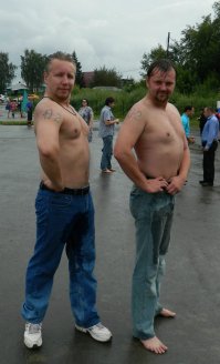 Странные металлические украшения на городских улицах - для чего они?