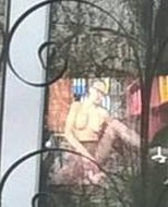 мне одному кажется что на экране Яйценюх с сиськами?