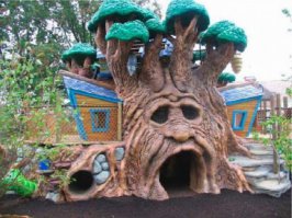 Не знаю, что  в голове у автора. Площадка как площадка. Очень даже интересная. Уверена, детям она очень нравится.