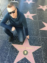 да это фигня, вот вам квест, найдите звезду:
вокруг которой построили Голливуд;
за которую оплатила японская ящерица;
на которую сдавала бутылки вся американская киноакадемия
куплена в складчину полицейскими Л.А.))