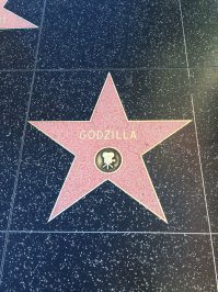 да это фигня, вот вам квест, найдите звезду:
вокруг которой построили Голливуд;
за которую оплатила японская ящерица;
на которую сдавала бутылки вся американская киноакадемия
куплена в складчину полицейскими Л.А.))