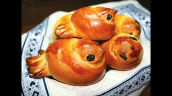 Кроме перечисленных вкусняшек, моя мама пекла "жаворонков". А конфеты делались из сахарного сиропа с добавлением или клюквенного или клубничного, а потом месили его, как тесто, делали из него колбаску и резали на кусочки. Получались не леденцы, а подушечки