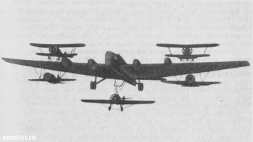 Вот настоящий «ЦИРК» ИНЖЕНЕРА ВАХМИСТРОВА, так его тогда прозвали. 
Авианесущий... Самолет. :)