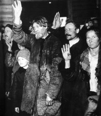 согласен с предыдущим комментатором, автор походу прикололся с ликующими, скорее она в а  х  у  е !