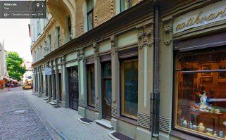 Еще в Холмсе, по-моему, мелькала Aldara iela

Начинается от Шведских ворот (видны на заднем плане) и доходит до Смилшу.
В советские времена в этом здании было малюсенькое кафе "Аромат" (два окна и дверь в центре кадра) с отличным кофе по-турецки и вкусным мороженым...