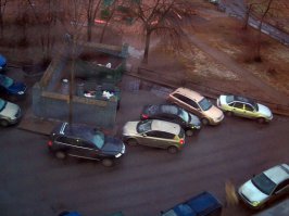 А ещё у нас мусор по утрам и вечерам сложно выносить, чтоб чью-нибудь машину случайно не поцарапать, только днём.