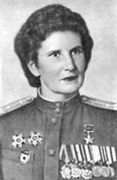 Нина Максимовна Распопова — командир звена 46-го гвардейского ночного бомбардировочного авиационного полка 325-й ночной бомбардировочной авиационной дивизии 4-й воздушной армии 2-го Белорусского фронта, гвардии старший лейтенант. Герой Советского Союза. К концу войны совершила 805 боевых вылетов, нанеся большие потери врагу в живой силе и боевой технике. Почётный гражданин города Мытищи Московской области. Горжусь своей землячкой.