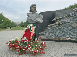 Нина Максимовна Распопова — командир звена 46-го гвардейского ночного бомбардировочного авиационного полка 325-й ночной бомбардировочной авиационной дивизии 4-й воздушной армии 2-го Белорусского фронта, гвардии старший лейтенант. Герой Советского Союза. К концу войны совершила 805 боевых вылетов, нанеся большие потери врагу в живой силе и боевой технике. Почётный гражданин города Мытищи Московской области. Горжусь своей землячкой.