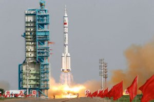 Цвета различаете? Посмотрите на выхлоп китайской ракеты и наших "Союзов".
Китайцы на "вонючке", наши на керосине. Для общего развития.
Могут быть движки одинаковые? Свои у них!