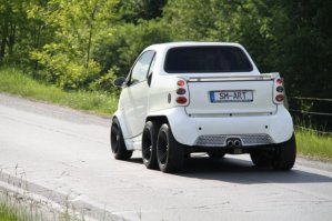 сплошь ВНЕДОРОЖНИКИ 6Х6 и единственный легковой в конце. Тема обещанная в названии не раскрыта, ведь многообразие автомобилей с такой колесной формулой куда шире!