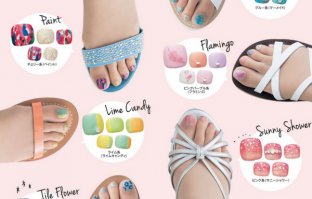 Не рекламма, а последний писк моды японцев.
Японские дизайнеры снова придумали удивительную вещь. В этот раз они решили избавить девушек от необходимости тратить огромное количество времени и денег на педикюр и предложили им носить колготки с фейковыми «ногтями».
Подобрать «колготки с педикюром» можно на любой случай — они продаются с самыми разными вариантами дизайна. Более того, такой «педикюр» даже можно менять несколько раз в течение дня.