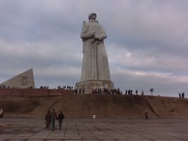 Ну, Родина-Мать - это символ победы! Тут не поспоришь! Я даже не буду пыхтеть про свой Североморск и его Алёшу! И про Мурманского Алёшу не буду, хоть Мурманск - город-Герой! Мимо этих двух Алёш на севере никто не пройдёт!
