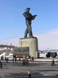 Ну, Родина-Мать - это символ победы! Тут не поспоришь! Я даже не буду пыхтеть про свой Североморск и его Алёшу! И про Мурманского Алёшу не буду, хоть Мурманск - город-Герой! Мимо этих двух Алёш на севере никто не пройдёт!