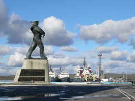 Ну, Родина-Мать - это символ победы! Тут не поспоришь! Я даже не буду пыхтеть про свой Североморск и его Алёшу! И про Мурманского Алёшу не буду, хоть Мурманск - город-Герой! Мимо этих двух Алёш на севере никто не пройдёт!