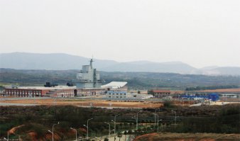 А еще в крыму есть офигенный центр по подготовке напалубной авиации. Это настоящий авианосец со всей командой, зарытый по ватерлинию.