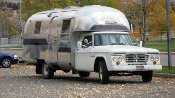 Народ во все времена чудил по разному,
все хотели комфорта
А на последнем фото мой фаворит,классика жанра!