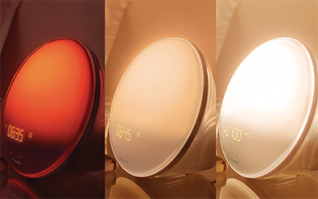 У меня световой будильник. Премного рекомендую. Не понимаю, как я зимой раньше без него вставал. Постепенно загорается и включает радио. Под релакс-фм вообще отлично просыпаться))