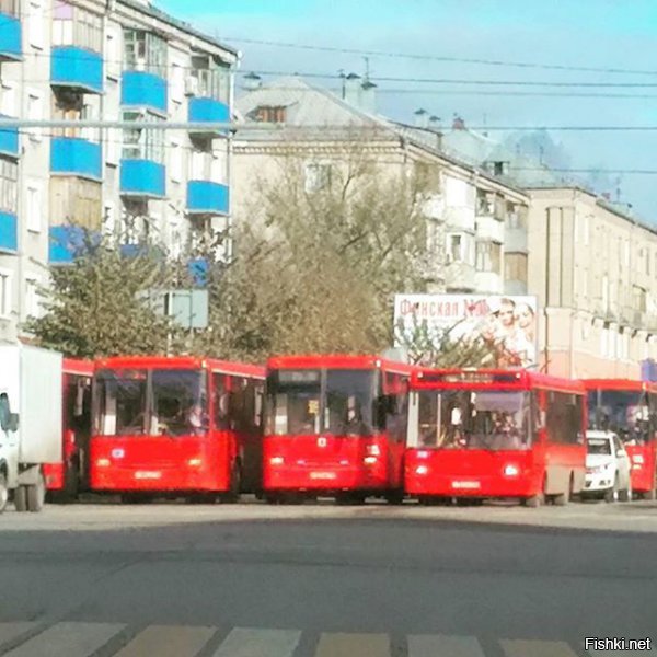 а ну это вообще нормально, в Казани водятлы гоняются на полноразмерных автобусах, в свое время гоняли на Икарусах с гармошками.