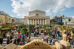 Там же где и был, по центру, присмотрись среди пальм)