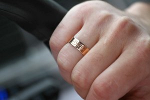 Первый раз женился, ехали в ЗАГС на такси, к столу на электричке. Второй раз хотели в комбезах и шлемах на раллийке, но решили просто на кортеже из Субару, но за рулем были Чемпионы Беларуси )))