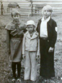 Всего лишь в прошлом году узнал, что мой двоюродный брат Игорь, пропавший в Афгане, в середине 80х, и которого я безуспешно разыскивал много лет, был не родным моему дяде, и носил другую фамилию. Но еще большим шоком было узнать, что его фамилия - Васьков, и что он погиб в Бадабере. К сожалению, пока  удалось найти слишком мало информации о его сослуживцах, и последних днях жизни, но надеюсь, что со временем мне это удастся. На фото:  Игорь Васьков,я, в центре, и его сестра Лена