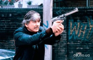 Вот этот тип, скучнейший был человек, но это не относится к нашему обожанию этого... кота.