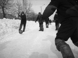 Уникальные фото: ликвидаторы играют в в футбол в Припяти, 1987 год ... баскетбольным мячом