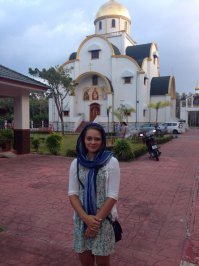 Вот знаете...мы с мужем живем в Таилане. У нас на острове отгрохали маааленький, но очень красивый храм. Поехали мы с мужем туда на выходных узнать сколько будет венчание стоить. а то вроде как уже четвертый год женаты, пора бы и обвенчаться, а в Россию неизвестно когда полетим. Приехали, спросили. Итог: 15 000 батт, что в переводе на русские деревянные 28 500. Мы аж присели...Нет, денег не жалко. Просто они называют это ПОЖЕРТВОВАНИЕМ, и говорят что можно с батюшкой договориться (!!!) на небольшое снижение...ну как ток то?!