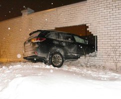 материализовался в стене? следов от колёс нет НИГДЕ...