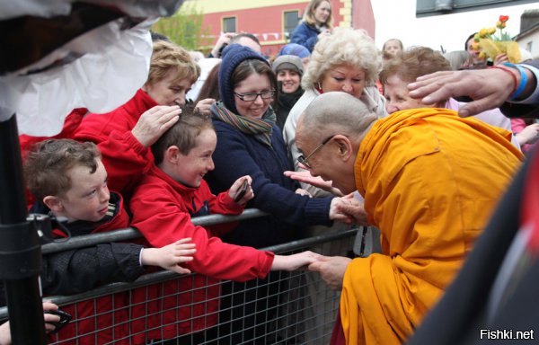 Для сравнения: Далай Лама встречает прихожан