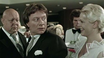 Вспомнился фильм Блондинка за углом