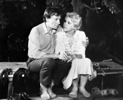 Вспомнился фильм Блондинка за углом