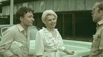 Вспомнился фильм Блондинка за углом