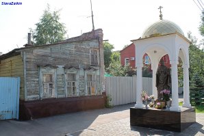 В основу фильма положены реальные события, произошедшие в Самаре в 1956 году и известные как «Стояние Зои». Во время праздника в Доме культуры девушка, не дождавшись своего суженого, снимает со стены икону Николая Чудотворца и начинает с ней танцевать, но внезапно застывает на месте. Это стояние продолжается много месяцев. Жители провинциального городка напуганы этим необычайным событием, которое обрастает слухами и домыслами. Чтобы попытаться разобраться в ситуации, туда отправляется журналист столичной газеты...