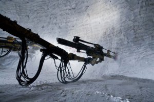 "Прокладка широких ходов в толще соляных залежей осуществляется с помощью специальных врубовых машин."
Это не врубовая машина, а буровая. Она бурит шпуры, в которые потом заряжают взрывчатку!