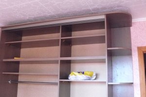 вот мой шкаф, сразу скажу распил заказывал по своим размерам, раздвижную систему покупал и собирал сам, стекла резали там где покупал, самое дорогое зеркала и стекла