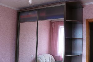 вот мой шкаф, сразу скажу распил заказывал по своим размерам, раздвижную систему покупал и собирал сам, стекла резали там где покупал, самое дорогое зеркала и стекла