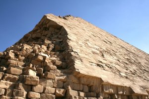 угу. прям листок бумаги не просунуть между идеально высеченными миллиардтонными камнями в пирамидах.
вы бы рентв поменьше смотрели...