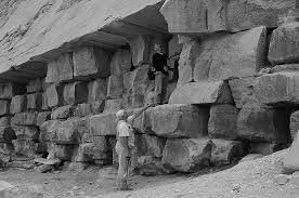 угу. прям листок бумаги не просунуть между идеально высеченными миллиардтонными камнями в пирамидах.
вы бы рентв поменьше смотрели...