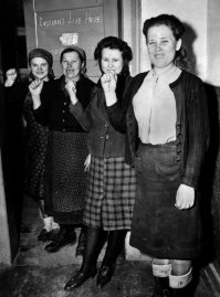 Март 1945 года. Советские женщины, освобождённые наступающими союзниками. Для подневольных рабочих выглядят весьма неплохо.