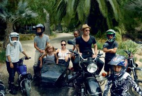 Анджелина Джоли и Брэд Питт вместе с детьми в ноябрьском выпуске журнала Vogue.

Знаменитая семья путешествует по Азии, Африке и Европе со своим личным транспортом, включая мотоцикл Урал Patrol 2WD!